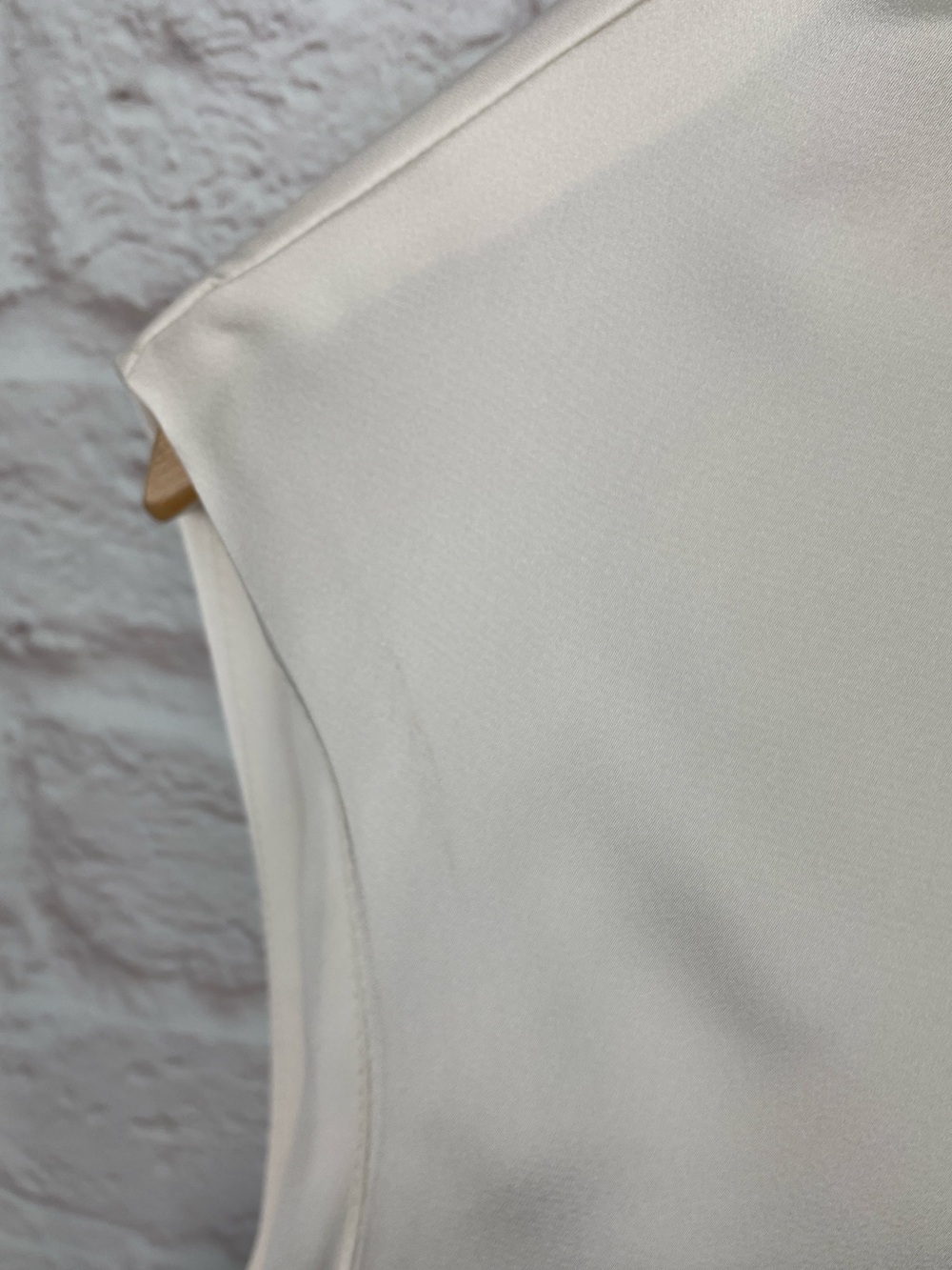 Donna Karan Sleeveless Draped Mockneck White Satin White Cream Blouse Size M - Picture 6 of 8